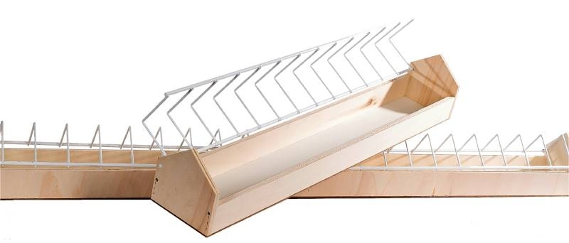 Hinged pigeon feeder